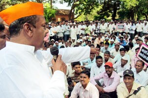 शाळा बंद करण्याच्या निर्णयाविरुद्ध मोर्चा