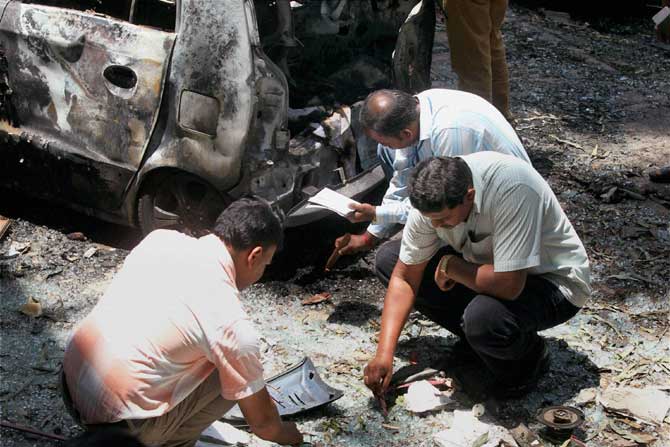 बंगळुरूमध्ये भाजपच्या कार्यालयाबाहेर झालेल्या बॉम्बस्फोटानंतर घटनास्थळाची पाहणी करणारे न्यायवैद्यक विभागाचे अधिकारी. (पीटीआय)