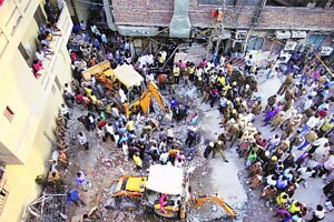 ठाण्यात आठ मजली इमारत कोसळली; अनेक जण अडकल्याची भीती