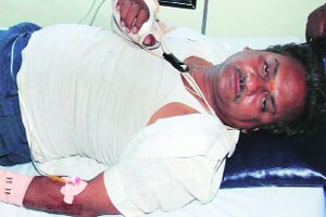 नगराध्यक्षांच्या पतीसह पाच जणांची माजी नगराध्यक्षास बेदम मारहाण नगराध्यक्षांच्या पतीसह पाच जणांची माजी नगराध्यक्षास बेदम मारहाण