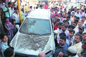 भरधाव मोटारीने चिरडले; मुलगी ठार, दोघे जखमी