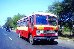 प्रवाशांना एस. टी.कडे आकर्षित करावे – जीवन गोरे