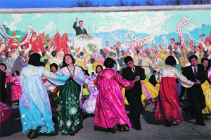 भीती तांडव निर्माण करणारे उत्तर कोरिया राष्ट्रीय उत्सव साजरा करीत आहे. नेत्याच्या चित्रासमोर नृत्य करणारे नागरिक.