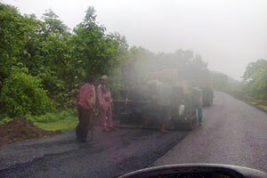 भोकर येथील रस्त्याचे काम निकृष्ट; तक्रारीला केराची टोपली