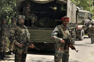 श्रीनगरमध्ये जवानांवर दहशतवाद्यांचा गोळीबार, तीन जखमी