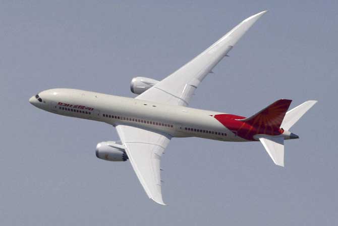 'पॅरिस एअर शो'मध्ये एअर इंडियाच्या ताफ्यातील ड्रिमलायनर विमानाने प्रदर्शनीय उड्डाण केले. (पीटीआय)
