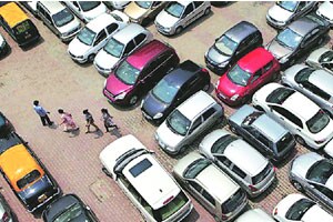 वाहनतळांची कंत्राटे कायद्यानुसारच