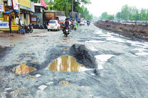 शतकोत्तर महोत्सवात खड्डय़ांनी बजबजपुरी