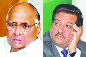 मुख्यमंत्र्यांची माढय़ात बोटीतून दुष्काळाची पाहणी