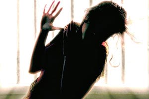 व्यापाऱ्याचे सोन्याचे दागिने लांबविले; मोलकरणींवर संशय