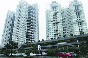 कोटींचे घर, पण पाण्यासाठी टँकर!