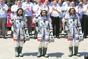 पाचव्या समानव अंतराळ मोहिमेत महिलेसह तीन चिनी अंतराळवीर अवकाशात