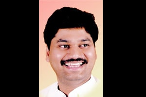 ‘मुंडे पिता-पुत्रांनी आजच एक कोटीची रक्कम भरावी’