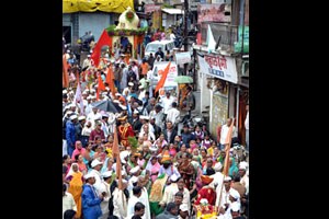 सोलापुरात आषाढी एकादशीनिमित्त विठ्ठल मंदिरांमध्ये भाविकांची गर्दी