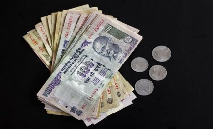 डॉलरच्या तुलनेत रुपया घसरून ६१ च्या पुढे पोहोचला
