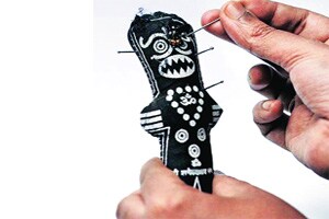 जादूटोणाविरोधी कायदा १८ वर्षांनंतरही मंजूर न झाल्याच्या निषेधार्थ ‘काळी पत्रिका’