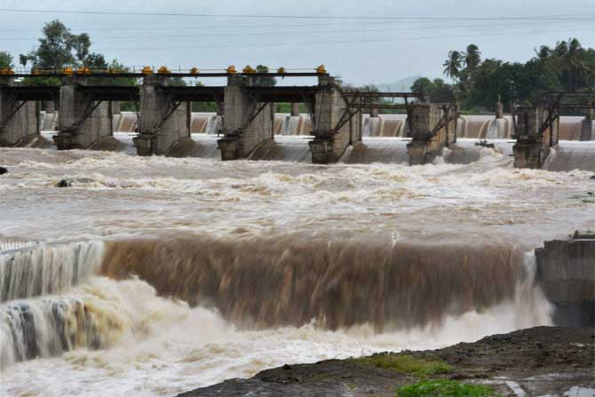 पश्चिम महाराष्ट्रात होत असलेल्या मुसळधार पावसामुळे कृष्णा नदी दुथडी भरून वाहात आहे. (पीटीआय)