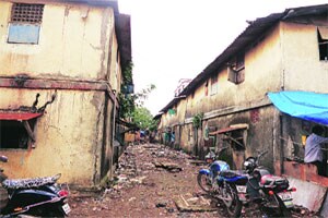 संक्रमण शिबिरांत घुसमटलेल्या कुटुंबांना वाली नाही!