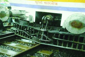 लोकलमधून पडून एक ठार, दोन जखमी