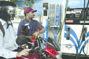 ठाणे, नवी मुंबईत पेट्रोल व डिझेल स्वस्त