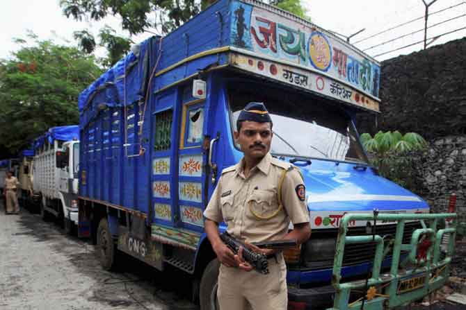 मुंबईत सोमवारी रात्री प्राप्तिकर विभाग आणि एनआयएने याच ट्रक्सवर छापा टाकून सुमारे २०० कोटी रुपयांची रोकड आणि मौल्यवान वस्तू जप्त केल्या. (पीटीआय)