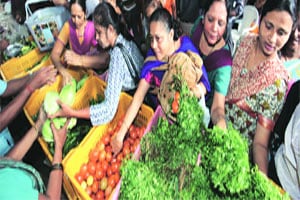 स्वस्त भाजीसाठी भर पावसातही झुंबड सकाळीही भाजी विक्री सुरू करण्याचा विचार