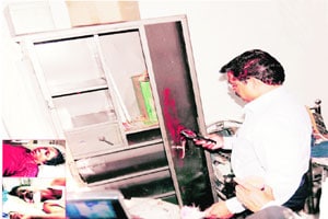 निवृत्त र्मचट नेव्ही अधिकाऱ्याच्या घरावर दरोडा, जखमी मुलाचा मृत्यू