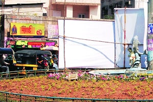 शहरातील फलकबाजीही अपघातास कारणीभूत