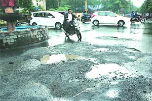 खड्डय़ांतून मार्ग काढण्यात प्रशासनास अपयश