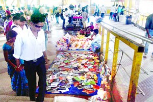 कल्याण-डोंबिवली रेल्वे स्थानके फेरीवाल्यांच्या विळख्यात