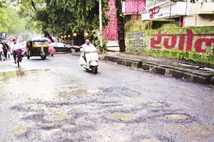 ठाण्यातील खड्डयांत कोटय़वधींचा चुराडा