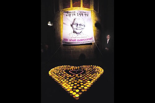 मंडेलांचा ९५ वा वाढदिवस उत्साहात साजरा मंडेलांचा ९५ वा वाढदिवस उत्साहात साजरा