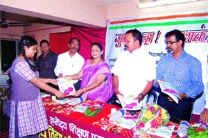 दहावीच्या विद्यार्थ्यांना‘यशस्वी भव’ पुस्तिकेचे वाटप