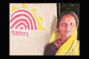 सर्वोच्च न्यायालयाचा केंद्राला झटका ; ‘आधार’ची सक्ती निराधार!