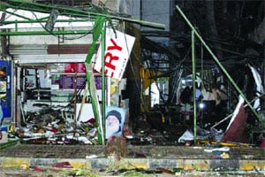 जर्मन बेकरी बॉम्बस्फोटाच्या वेळी यासिनसोबत कोण होते?
