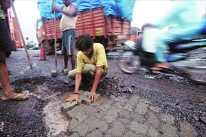 रस्त्यांच्या दुर्दशेबाबत वकिलांनी उठवला आवाज