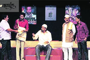 किडलेल्या व्यवस्थेचं खुमासदार चित्र