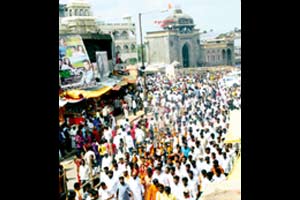 तुळजापुरात भाविकांची संख्या रोडावली