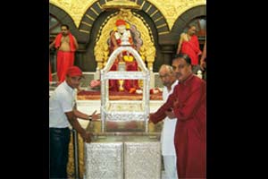 चांदीचा चौरंग व पाट साईचरणी अर्पण