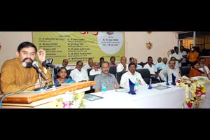पालकांनी मुलांवर बंधने न लादता त्यांच्यात कुतूहल निर्माण केले पाहिजे-अच्युत गोडबोले