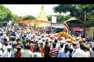 रुसलेल्या त्र्यंबोली देवीला भेटली महालक्ष्मी