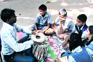 एकमेकां साहय़ करती सव्यंग-अव्यंग