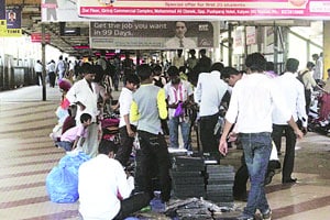 कल्याण-डोंबिवली रेल्वे स्थानकांना फेरीवाल्यांचा वेढा