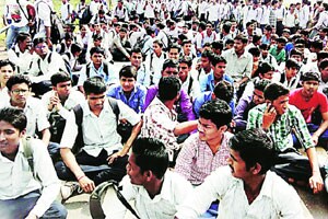 विद्यार्थी आत्महत्येमुळे ‘ब्रम्हा व्हॅली’ जवळ रास्ता रोको विद्यार्थी आत्महत्येमुळे ‘ब्रम्हा व्हॅली’ जवळ रास्ता रोको