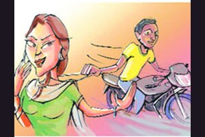महिलेची साखळी चोरणाऱ्या दोघांना अटक