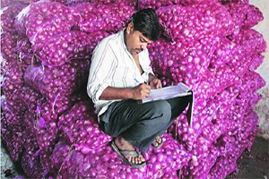 धोरणच रडवते; कांदय़ाचे काय?