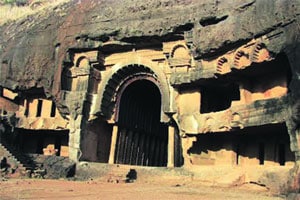 देशात येणाऱ्या परदेशी पर्यटकांपैकी २५ टक्क्य़ांची महाराष्ट्राला पसंती