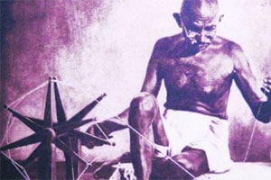 येरवडा कारागृहात महात्मा गांधी यांनी वापरलेल्या चरख्याचा पाच नोव्हेंबरला लंडनमध्ये लिलाव