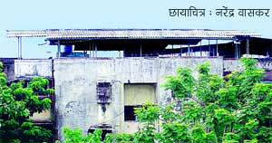 इमारतीवरील पत्र्याची शेड