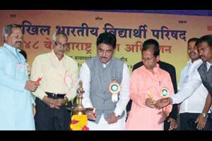 तरुणांनी राजकारणात करिअर करावे – मुंडे